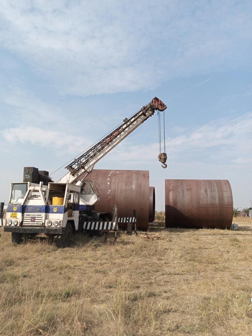 Equipe executando manutenção industrial